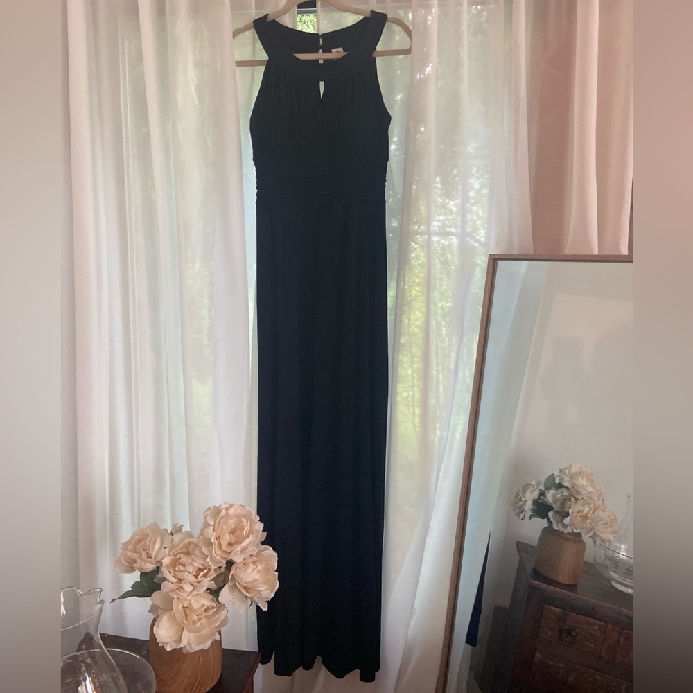 Long prom or formal pleated key hole maxi dress, black size 8